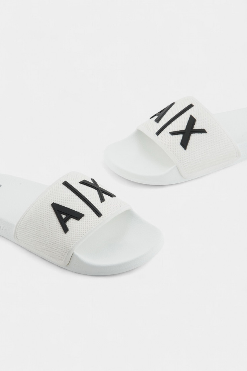 Белые шлепки с черным логотипом XUP001 XV820 K488 Armani Exchange