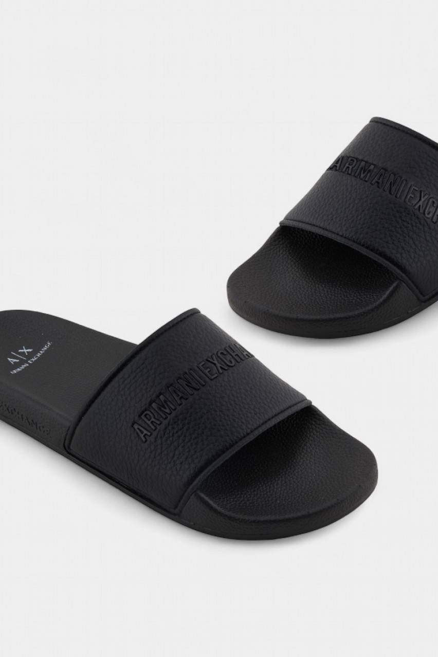 Чорні шльопанці з тисненим логотипом XUP017 XV795 00002 Armani Exchange