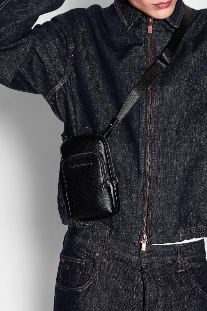 Чорна компактна сумка крос-боді з екошкіри XM001258 AF12134 UC001 Armani Exchange
