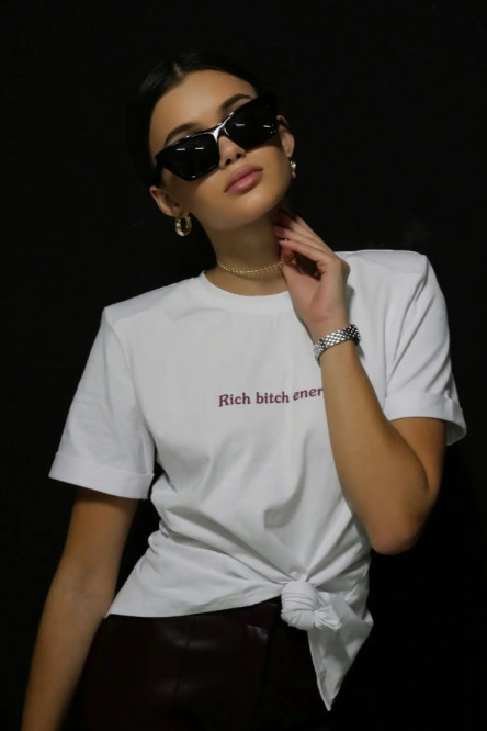 Молочна футболка Rich Bitch Energy з підплічниками