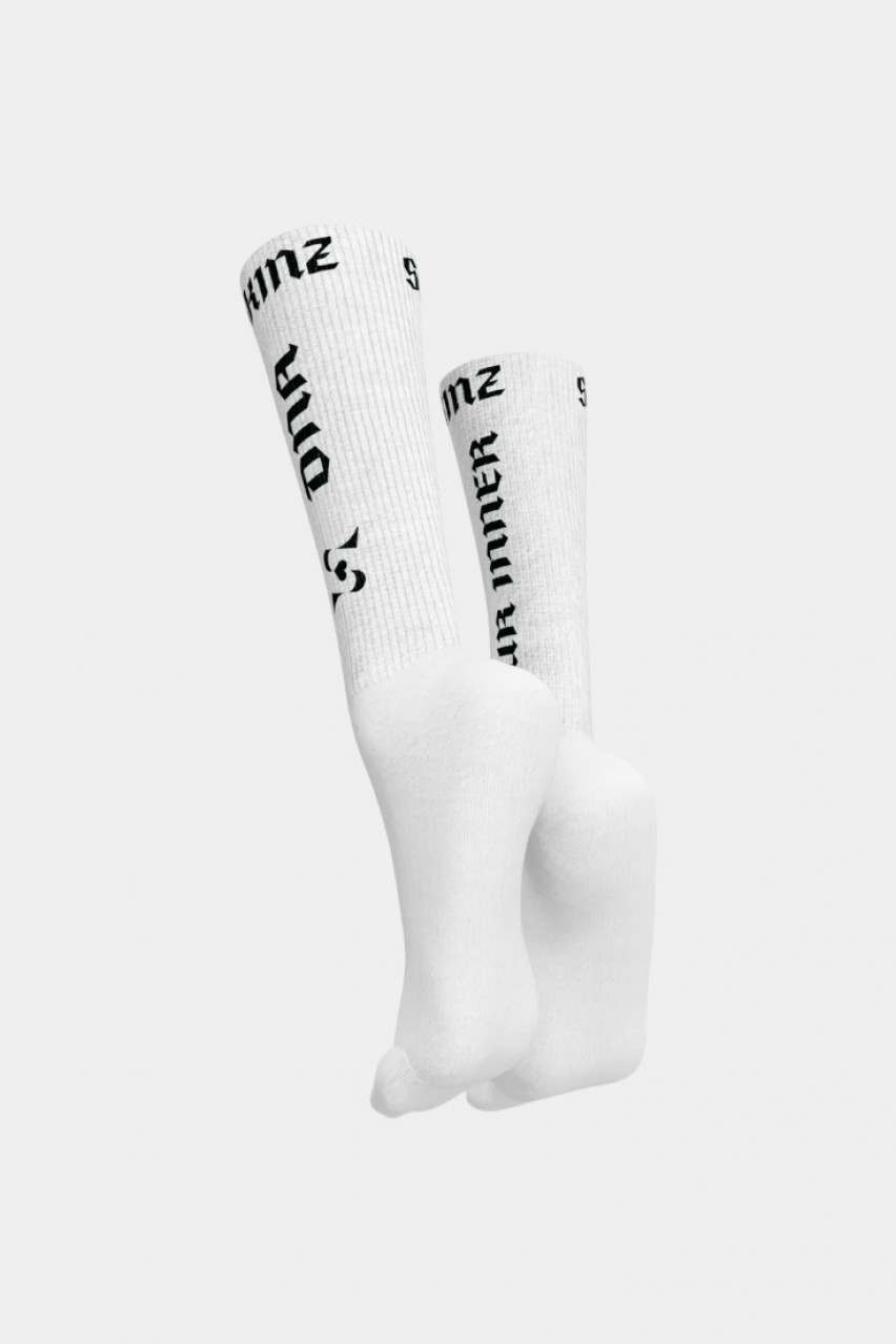 Белые носки Stacks с черными надписями SKINZ